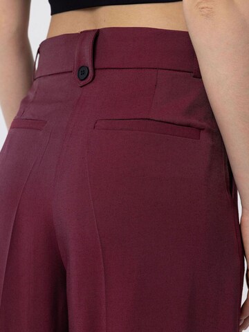 Antioch Loosefit Hose in Rot