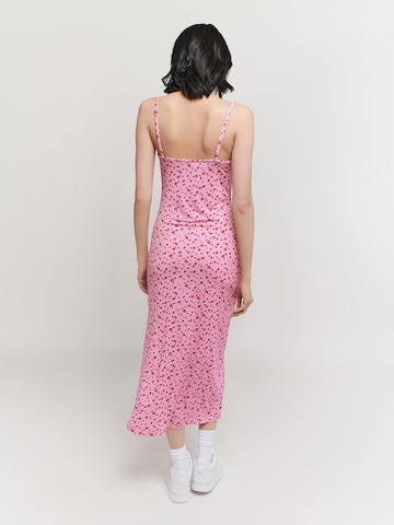 UNFOLLOWED x ABOUT YOU Dress 'EFFORTLESS' in Pink: back