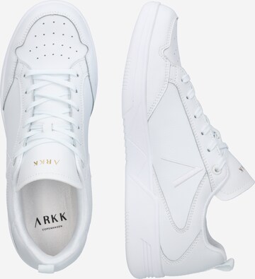 Sneaker bassa di ARKK Copenhagen in bianco