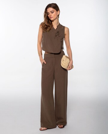 THE-ARE Wide leg Trousers in Brown: front