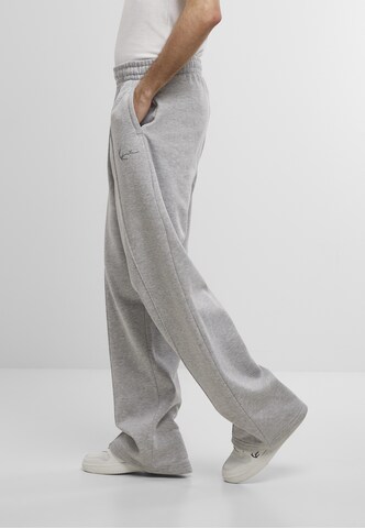 Baggy Pantaloni di Karl Kani in grigio