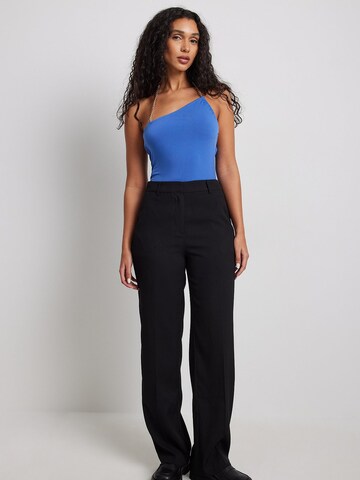 NA-KD Top in Blau