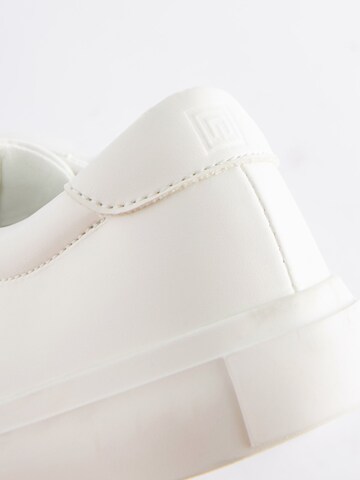 Baskets Next en blanc