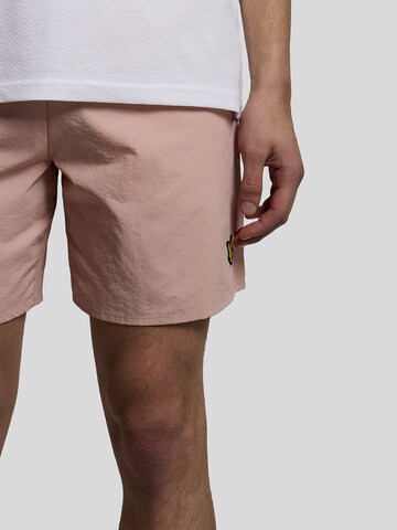 Loosefit Shorts de bain Lyle & Scott en rose