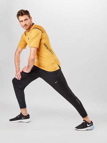 NIKETapered Sportske hlače 'Essential' - crna boja