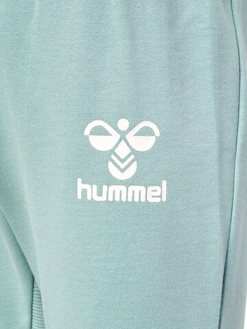 Hummel Tapered Sporthose in Grün