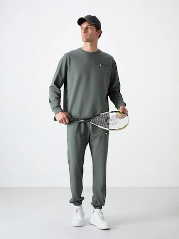 Survêtement Tommy Life en gris : devant