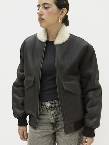Just things we like Winterjas 'Hoshi' in Bruin: voorkant