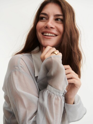 ABOUT YOU x Laura Giurcanu Bluse in Grau