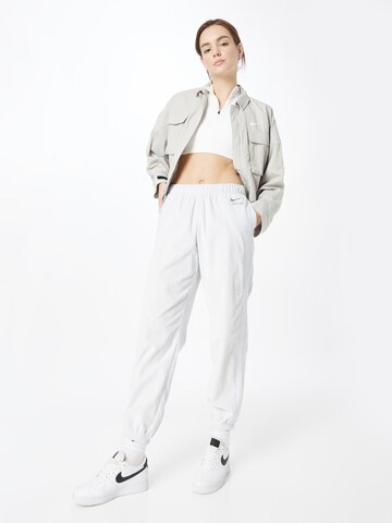 Tapered Pantaloni di Nike Sportswear in bianco