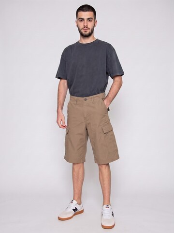 Carhartt WIP Baggy Broek 'Regular Cargo Short Leather' in Bruin