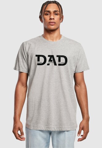 Merchcode T-Shirt 'Fathers Day - The Man, The Myth, The Legend' in Grau: Vorderseite