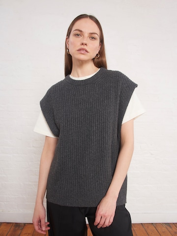 Aligne Sweater in Grey: front