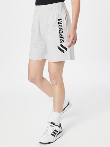 Loosefit Pantaloni 'Code' de la Superdry pe gri: față