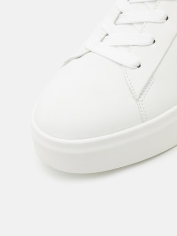 Baskets basses bugatti en blanc