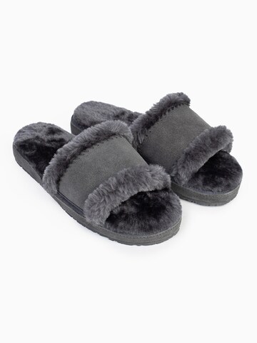 Minnetonka Slippers 'Loni' in Grey