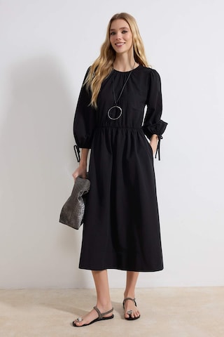 Trendyol - Vestido en negro: frente