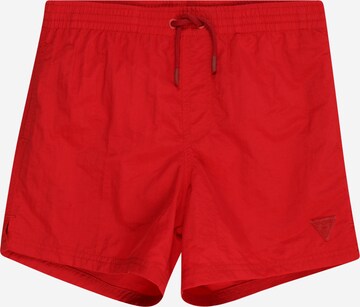 GUESS Plavecké šortky – červená: přední strana