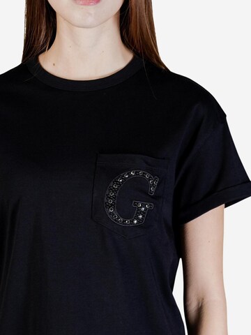 Maglietta 'SS CN POCKET G LOGO TEE W6GI17 K3037' di GUESS in nero