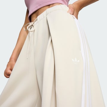 Loosefit Pantaloni con pieghe 'Adidas Originals By Jennie' di ADIDAS ORIGINALS in beige
