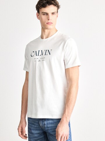 Regular T-Shirt Calvin Klein en blanc : devant