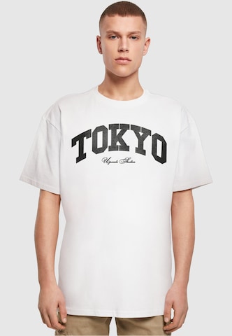 balts MT Upscale T-Krekls 'Tokyo College': no priekšpuses
