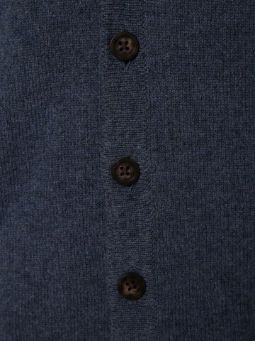 Andrew James Strickweste ' ' in Blau