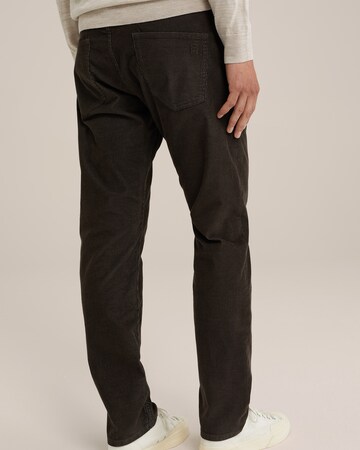 WE Fashion Regular Jeans in Braun