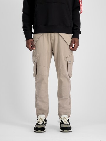 ALPHA INDUSTRIES Tapered Cargo nadrágok 'Combat' - bézs: elől