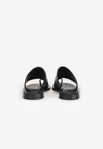 INUOVO T-bar sandals in Black