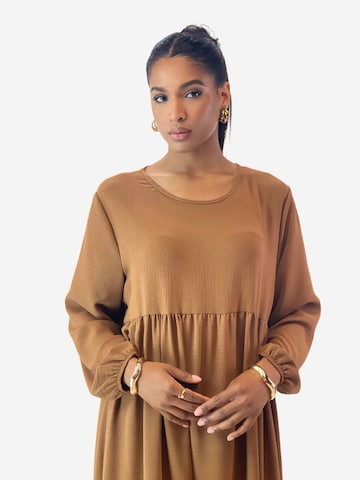Elara Kleid in Braun