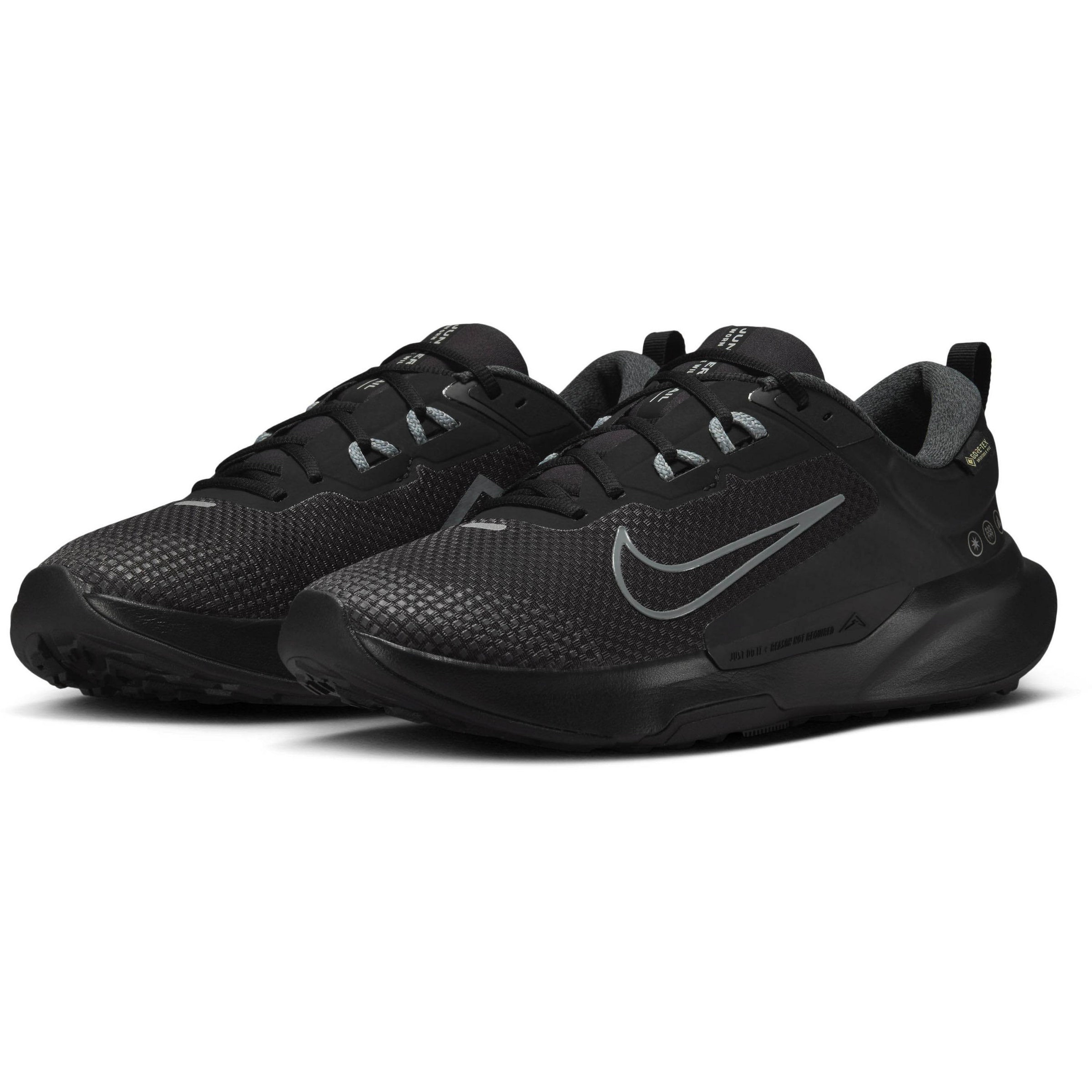 NIKE Athletic Shoes in Black