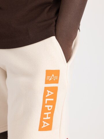 Regular Pantalon ALPHA INDUSTRIES en blanc