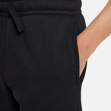 Tapered Pantaloni de la Nike Sportswear pe negru