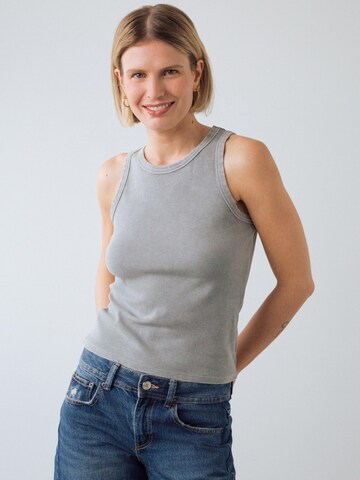 Top di Honest Basics in grigio