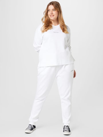 Sweat-shirt Calvin Klein Curve en blanc