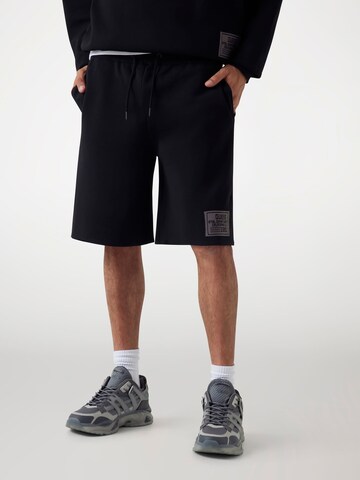 GUESS Loosefit Shorts in Schwarz: Vorderseite