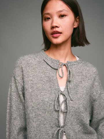 Geacă tricotată de la Bershka pe gri