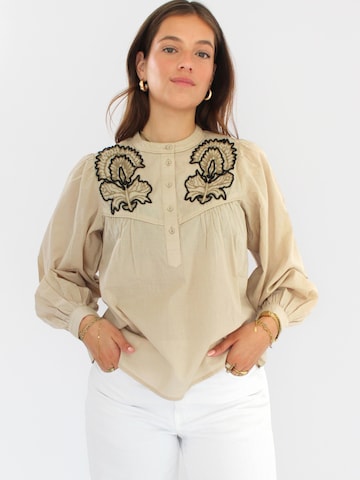 Honnête Atelier Blouse 'Feather' in Beige: front