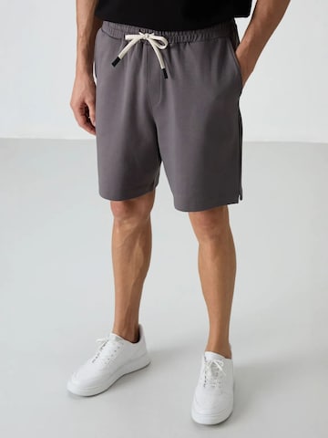 Tommy Life Shorts in Grau: Vorderseite