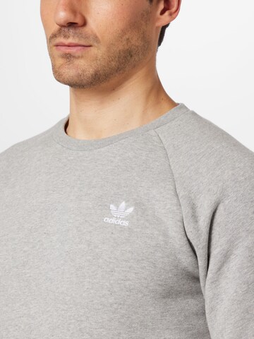 Sweat-shirt 'Trefoil Essentials ' ADIDAS ORIGINALS en gris