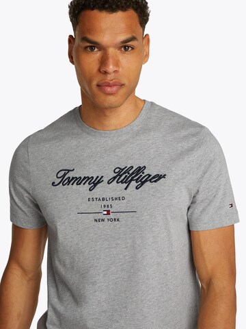 Maglietta di TOMMY HILFIGER in grigio