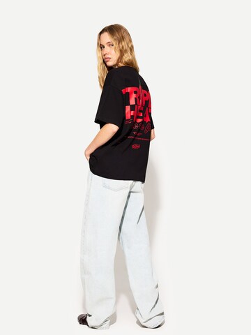 Tricou supradimensional de la Bershka pe negru: față