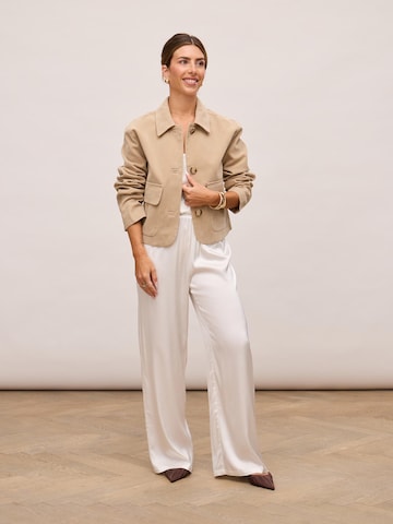 noar studios Φθινοπωρινό και ανοιξιάτικο μπουφάν σε καφέ