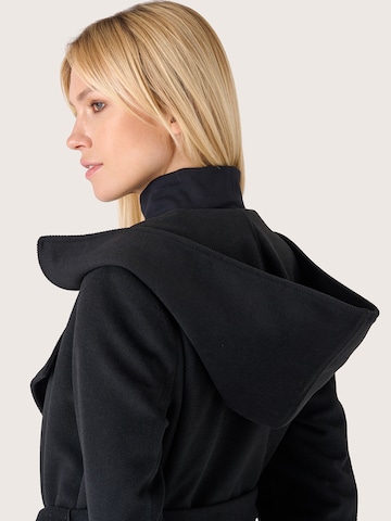 Camomilla Mantel in Schwarz