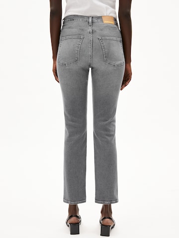 Coupe slim Jean 'Lejaani' ARMEDANGELS en gris : devant