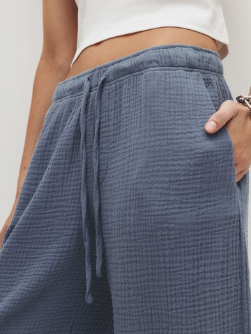 Pull&Bear Широки крачоли Панталон в синьо
