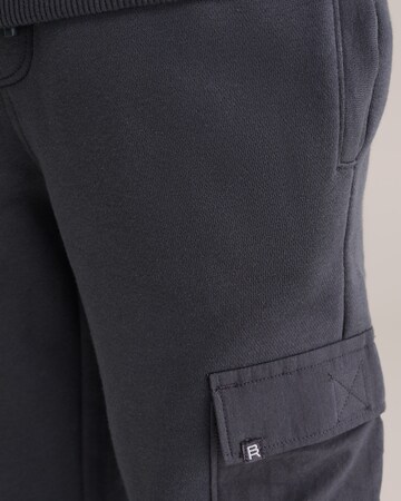 Tapered Pantaloni di WE Fashion in grigio