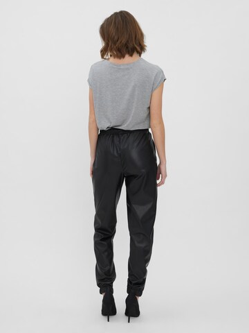 Tapered Pantaloni 'Olympia' de la VERO MODA pe negru