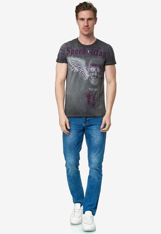Rusty Neal T-Shirt mit 'Flying Skull' Front Print in Grau